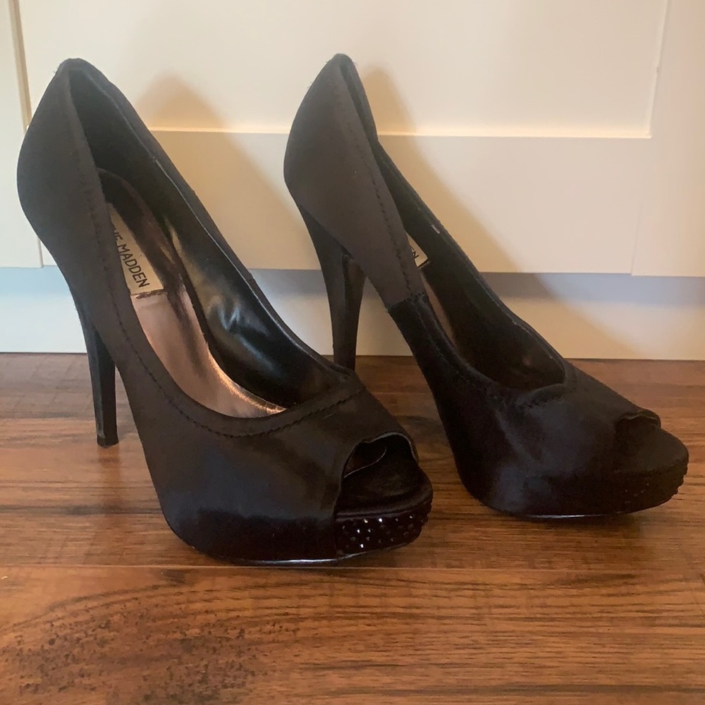 Satin Steve Madden pumps